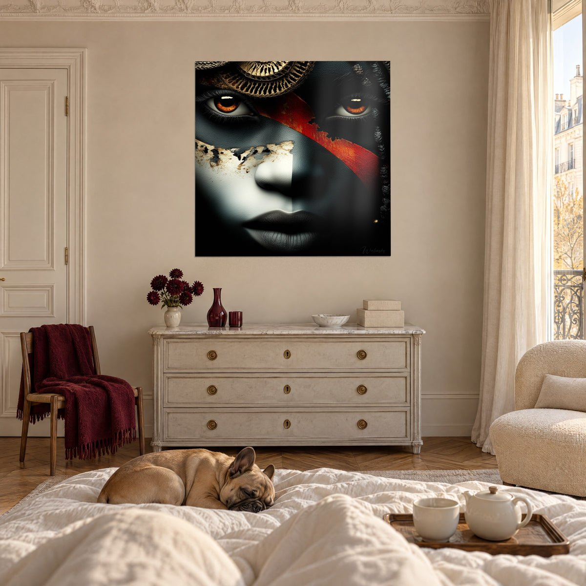 Cuadro mirada felina naranja sobre piel de ébano, destellos dorados y banda roja, sobre una cama en un dormitorio luminoso