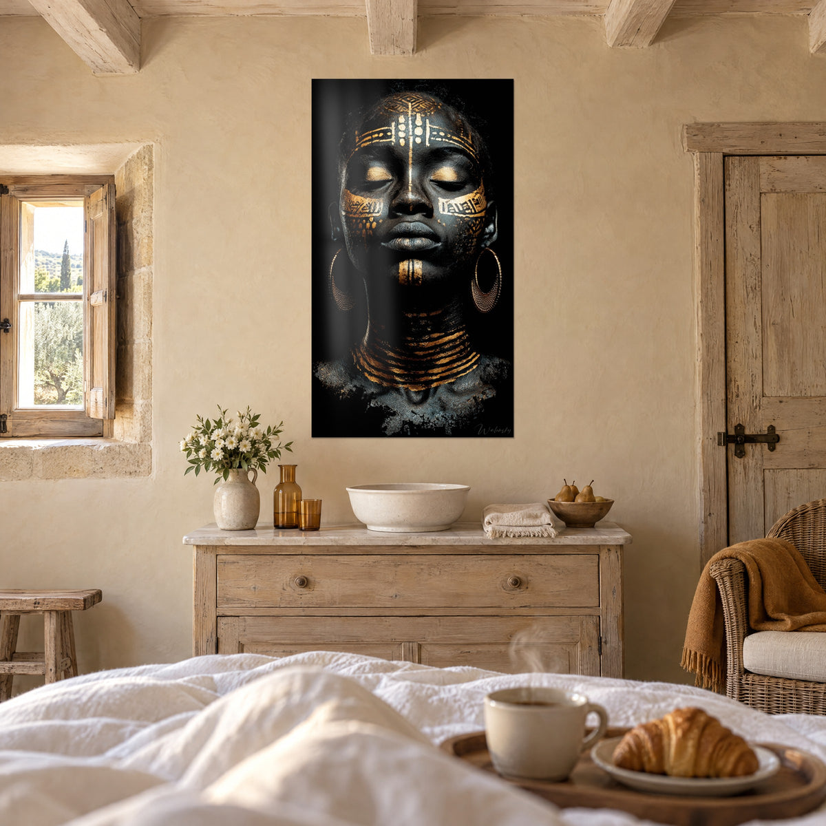 Cuadro belleza dorada con grandes aros de cobre y collar de rayas cobrizas, encima de una cama en un dormitorio luminoso