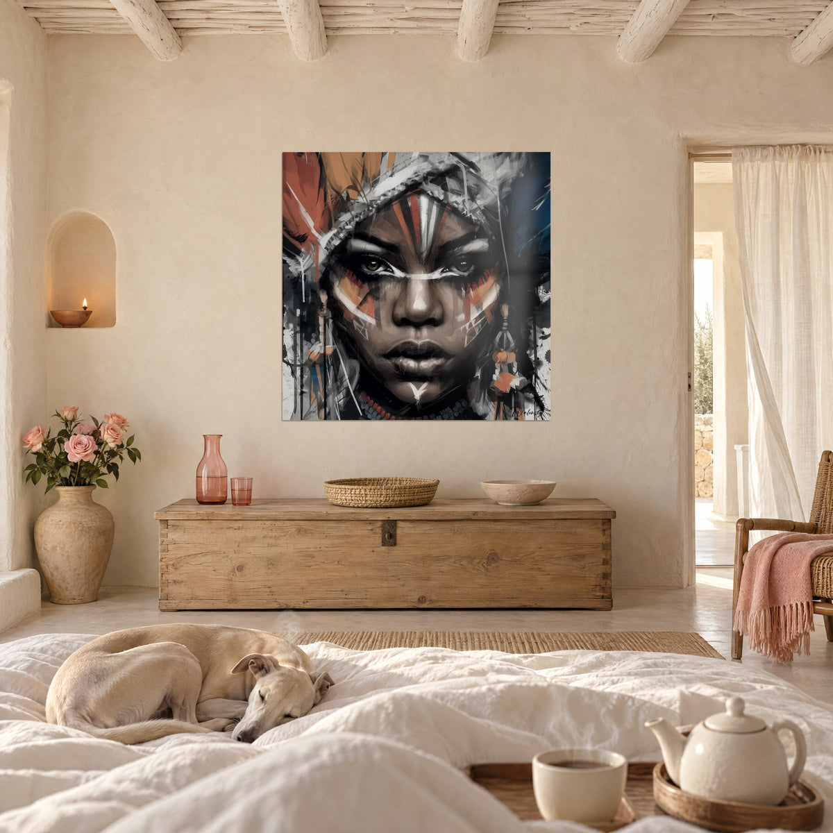 Tableau femme africaine au regard intense, rayures blanches et rouges, bleu profond, au-dessus d'un lit dans une chambre claire