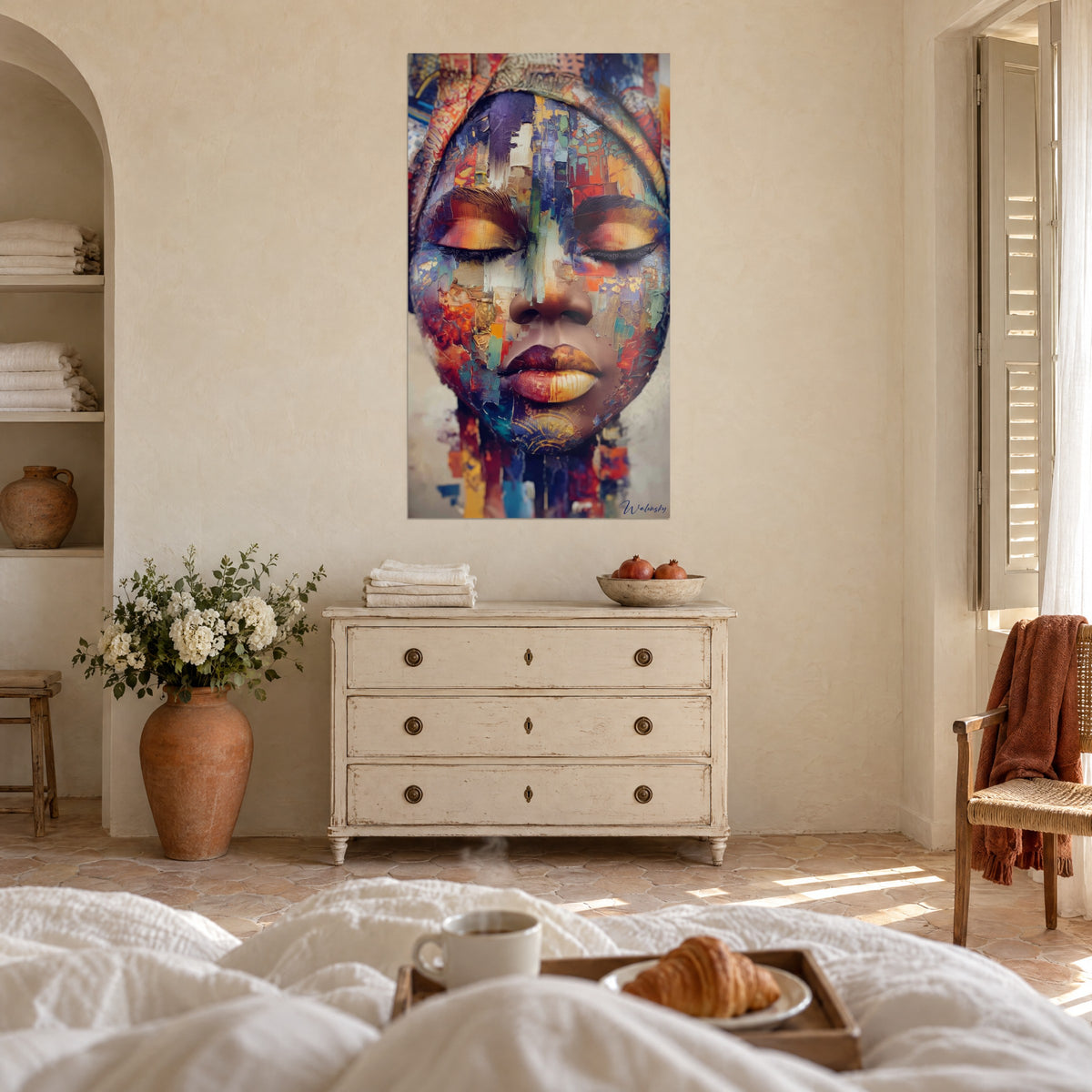 Quadro figura femminile con ciglia nere e ombretto dorato, bagliori viola e acquamarina, sopra un letto in una camera luminosa