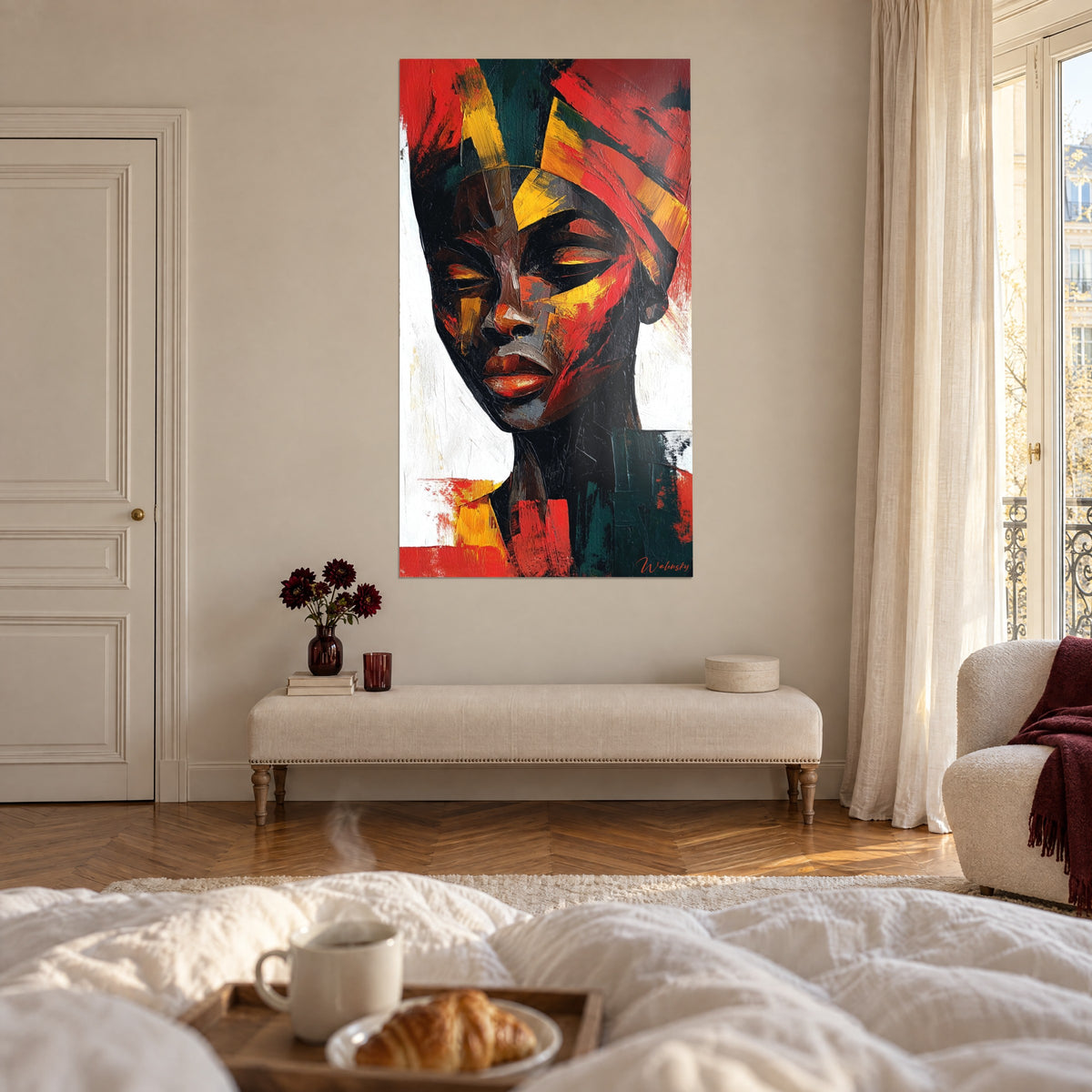 Gemälde eines ruhigen Profils einer afrikanischen Königin, gelbe und rote Spachtelstriche auf Schwarz, über einem Bett in einem hellen Schlafzimmer
