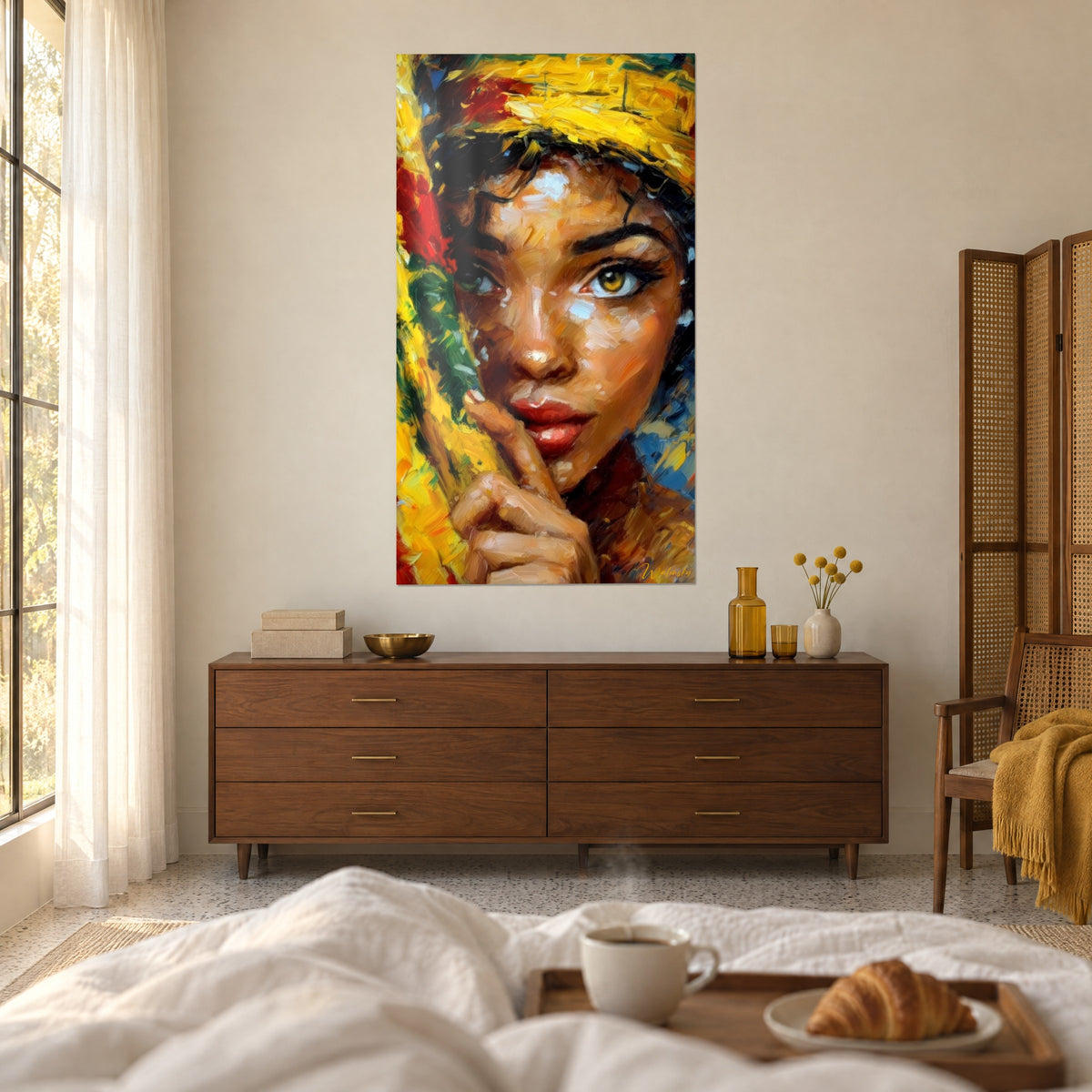 Quadro giovane donna dallo sguardo dorato e sciarpa gialla accesa, osservato da due persone sopra un letto in una camera chiara