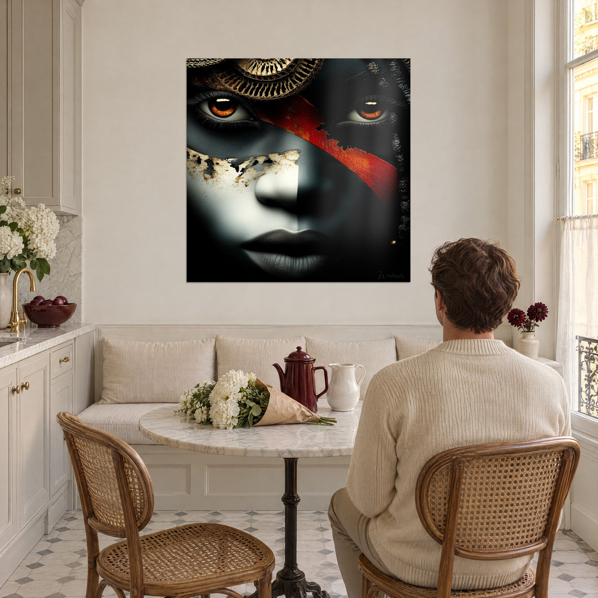 Cuadro guerrera de ojos ámbar, maquillaje de cuero negro y blanco agrietado, banda roja intensa, en un rincón comedor de estilo haussmanniano