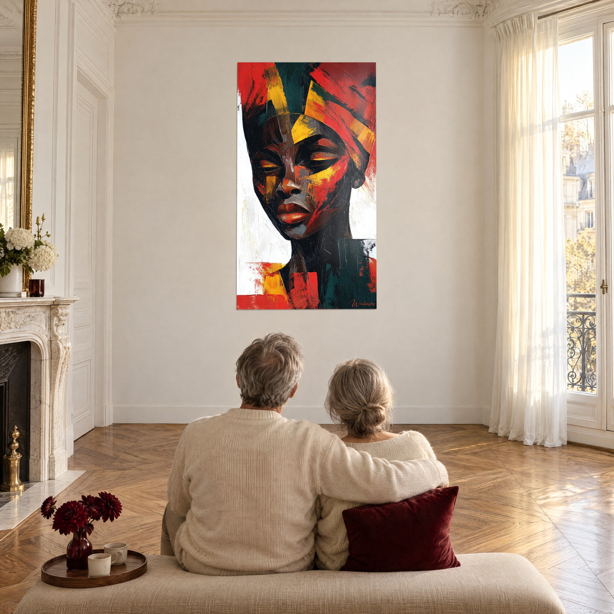 Gemälde einer afrikanischen Muse in dicker roter, gelber und dunkelgrüner Farbe, gegenüber einem Paar von hinten auf einer Bank, Fischgrätparkett