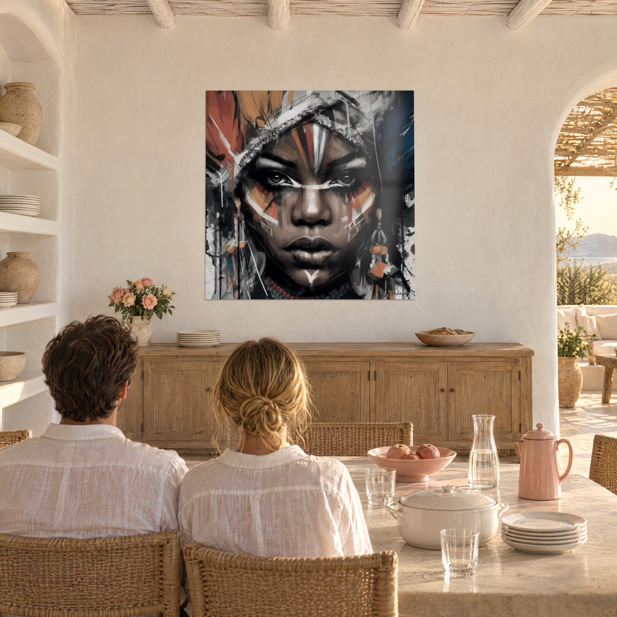 Tableau masque de guerre en peinture, boucles d'oreilles orange et gris, fond noir et blanc, dans une salle à manger de pierre