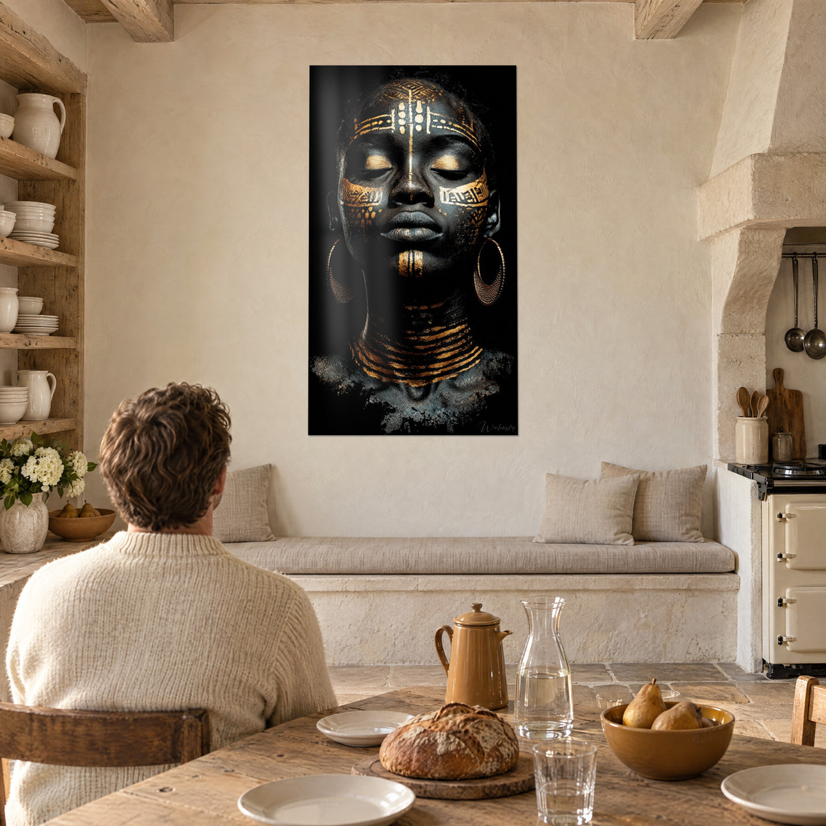 Cuadro máscara de pintura dorada sobre un rostro de ébano, negro y oro, pared de piedra de una cocina rústica con luz suave