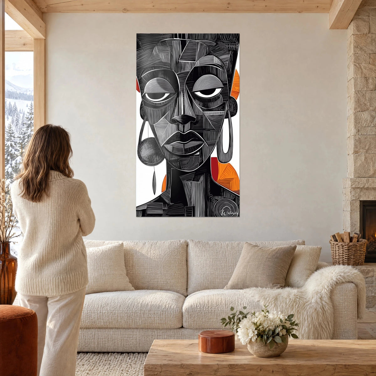 Gemälde afrikanisches Gesicht in Schwarzweiß graviert, runder Ohrring, orangefarbene Akzente, über einem Sofa in einem hellen Wohnzimmer