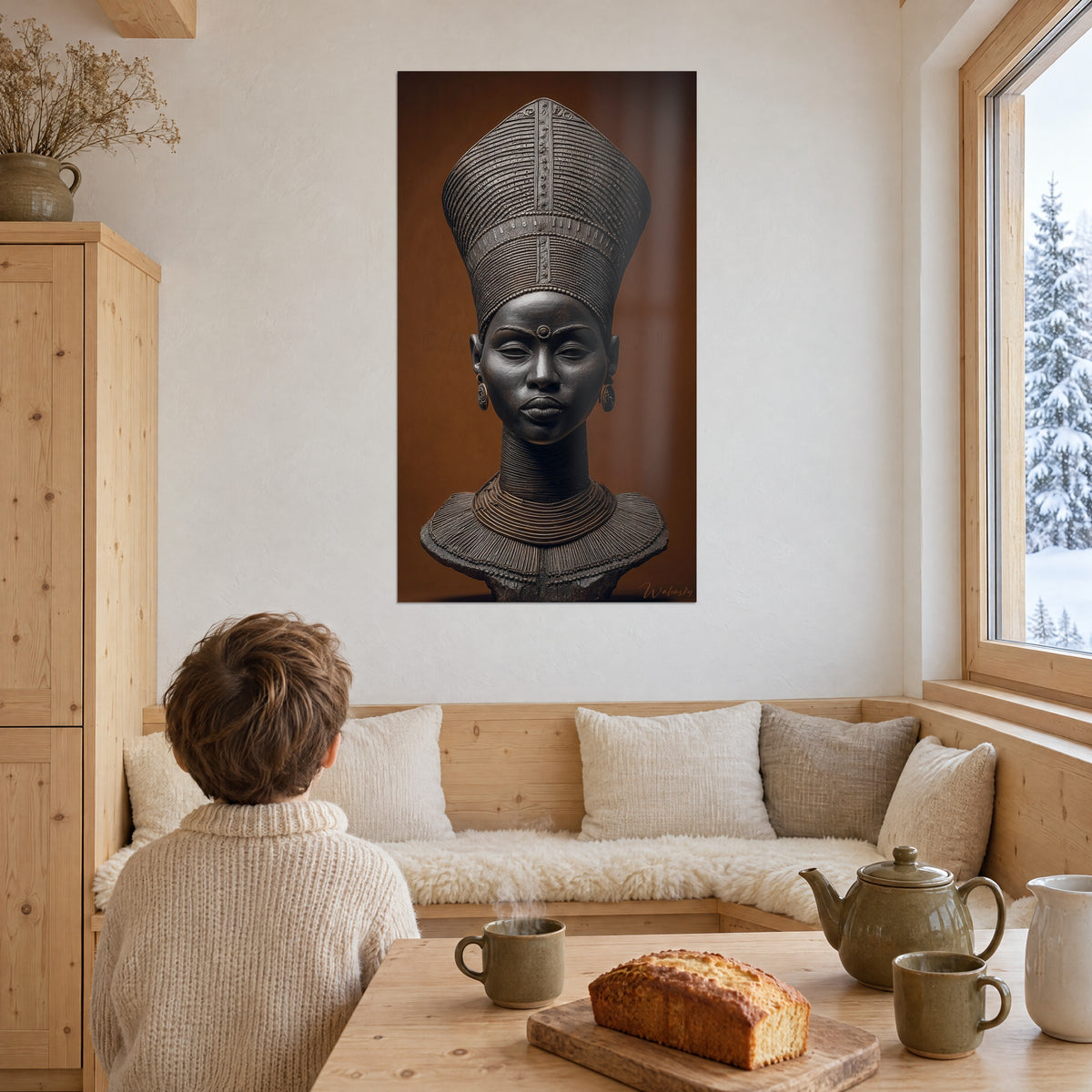 Cuadro reina ancestral con collar de cobre en negro profundo y marrón ámbar, niño de espaldas, mesita de té junto a un ventanal