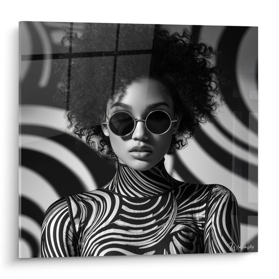 Femme afro aux lunettes rondes noires, motifs zébrés gris et blanc, fond à cercles concentriques