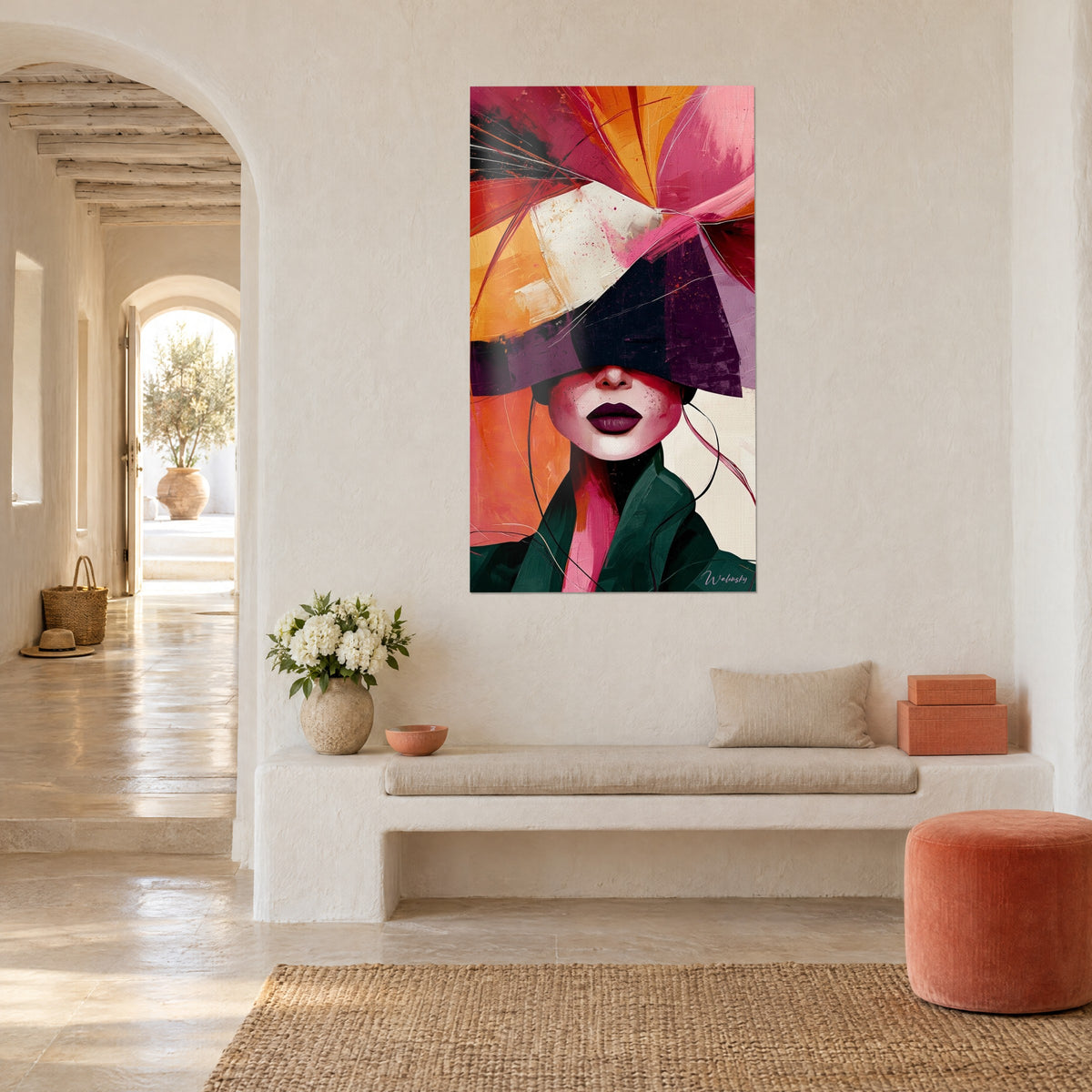 Schilderij van een portret bedekt door grote vlakken oranje, fuchsia en pruim, sparrengroene kraag, witte muur van een Mediterraans huis in driekwartaanzicht