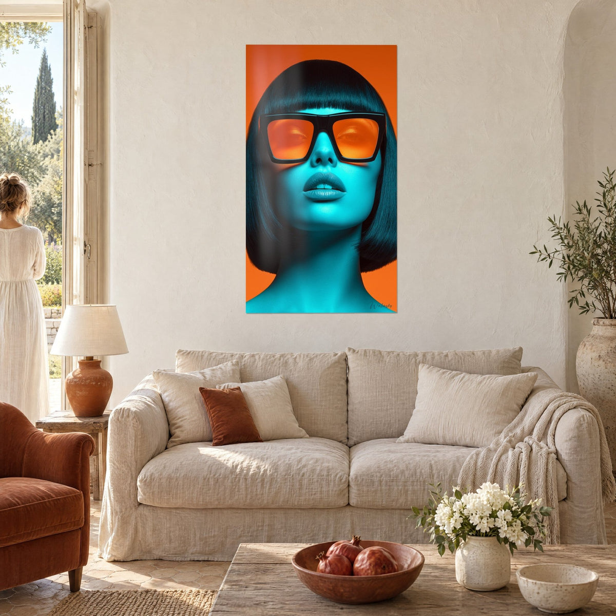Tableau portrait pop d'une femme au carré noir, peau turquoise et lunettes orange, au-dessus d'un canapé dans un salon lumineux