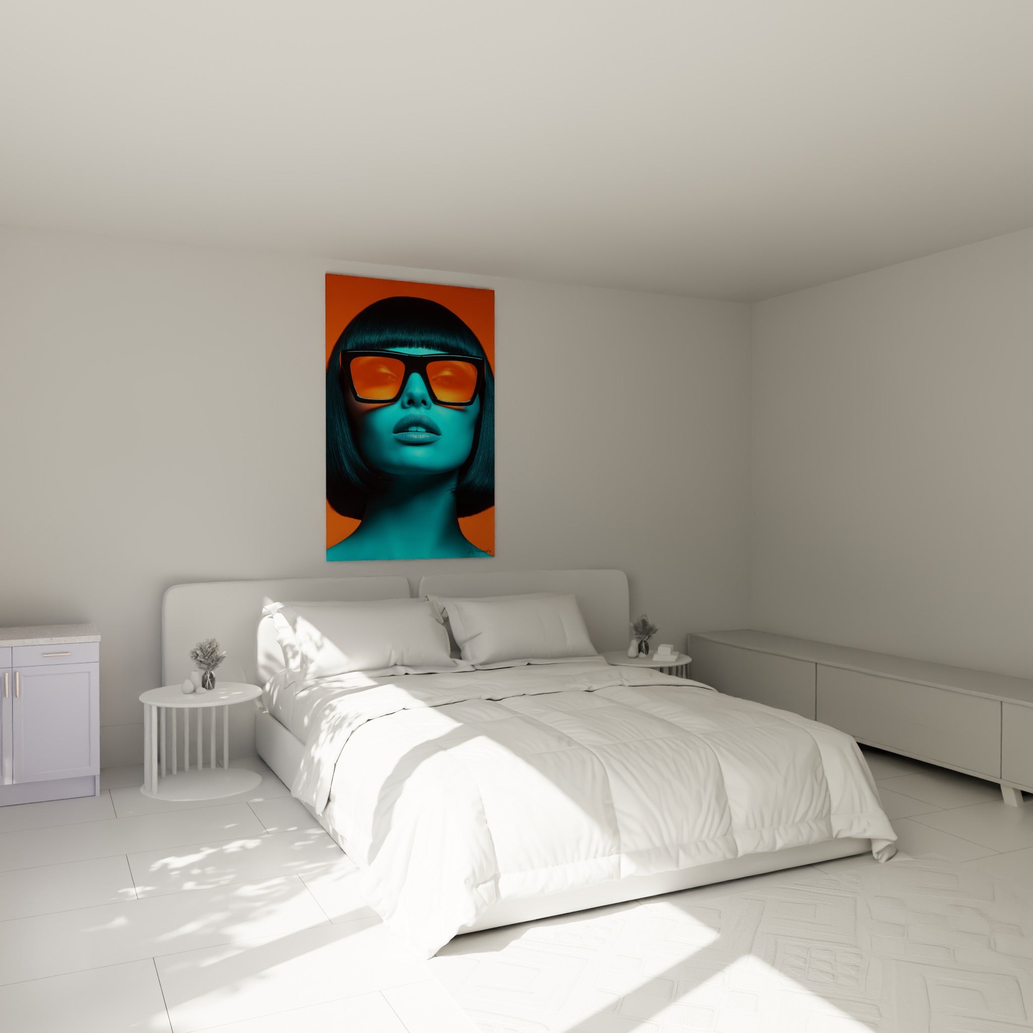 Visage turquoise et fond orange intense au-dessus d'un lit dans une chambre claire, cadrage frontal graphique
