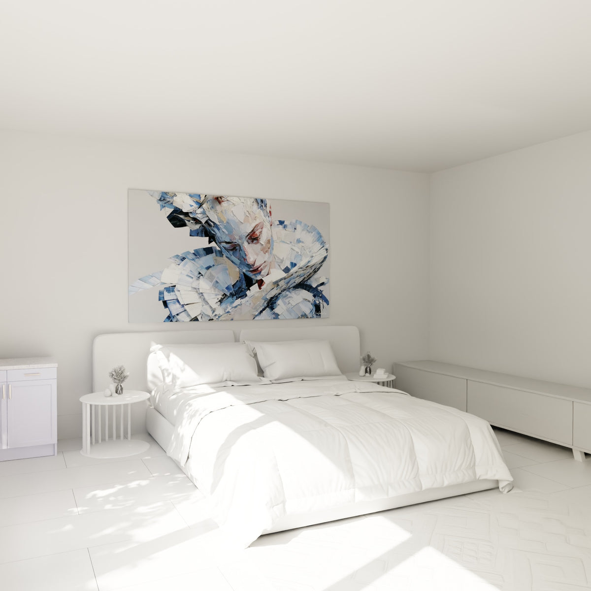 Portrait fragmenté en bleu pastel et blanc, accroché au-dessus d'un lit dans une chambre claire