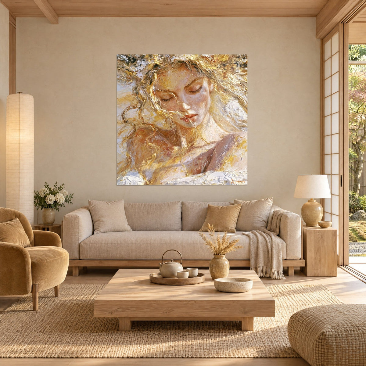Gemälde weibliches Porträt mit geschlossenen Augen, goldenen Locken und elfenbeinfarbener Haut, über einem Sofa in einem hellen Wohnzimmer