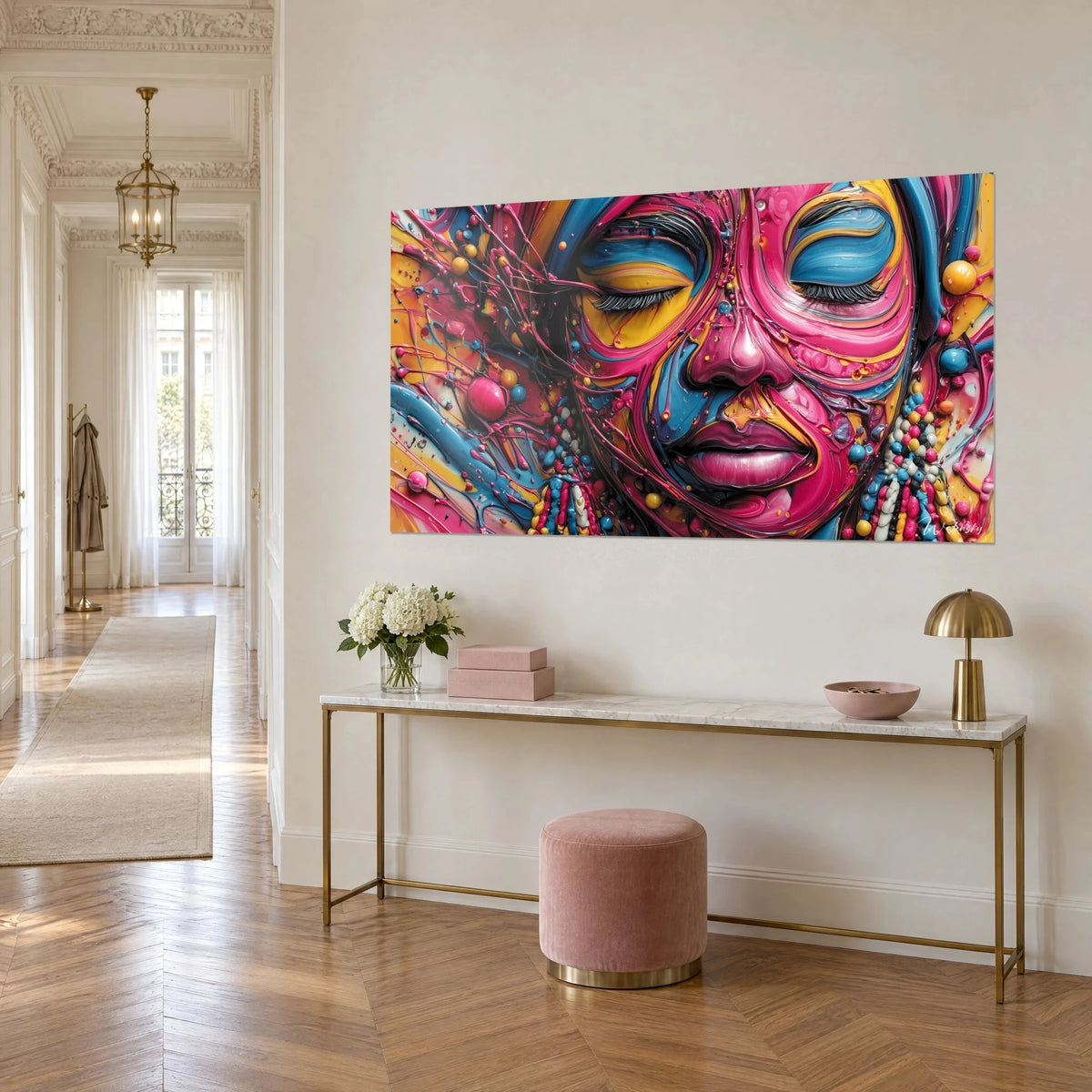 Cuadro de máscara africana con pestañas negras y labios magenta, pintura gruesa rosa y amarilla, vista de tres cuartos en un piso haussmanniano