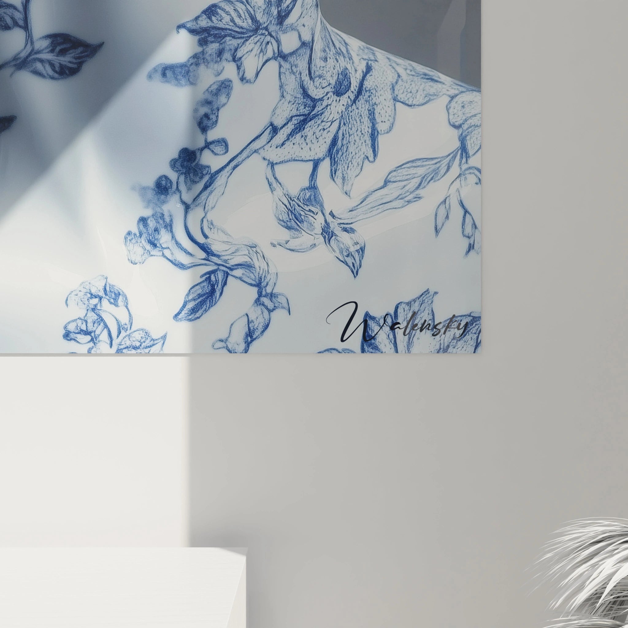 Un tableau porcelaine artistique montrant un visage féminin émergeant d'une composition florale bleue et blanche. La surface brillante de la céramique capte la lumière, révélant les nuances subtiles du bleu cobalt sur le blanc immaculé, avec des détails finement travaillés sur toute la pièce.
