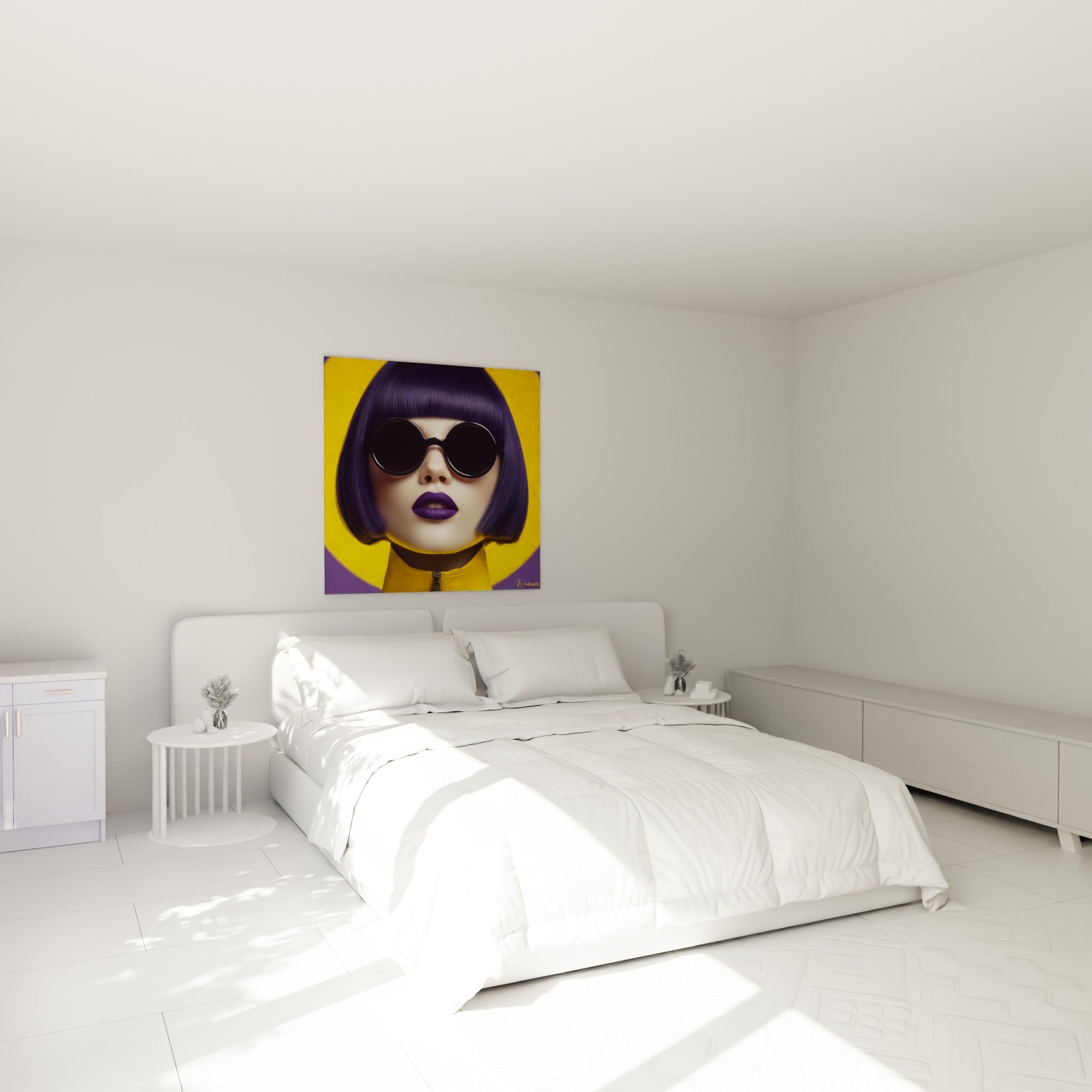 Portrait au carré violet et fond jaune intense, accroché au-dessus d'un lit dans une chambre claire