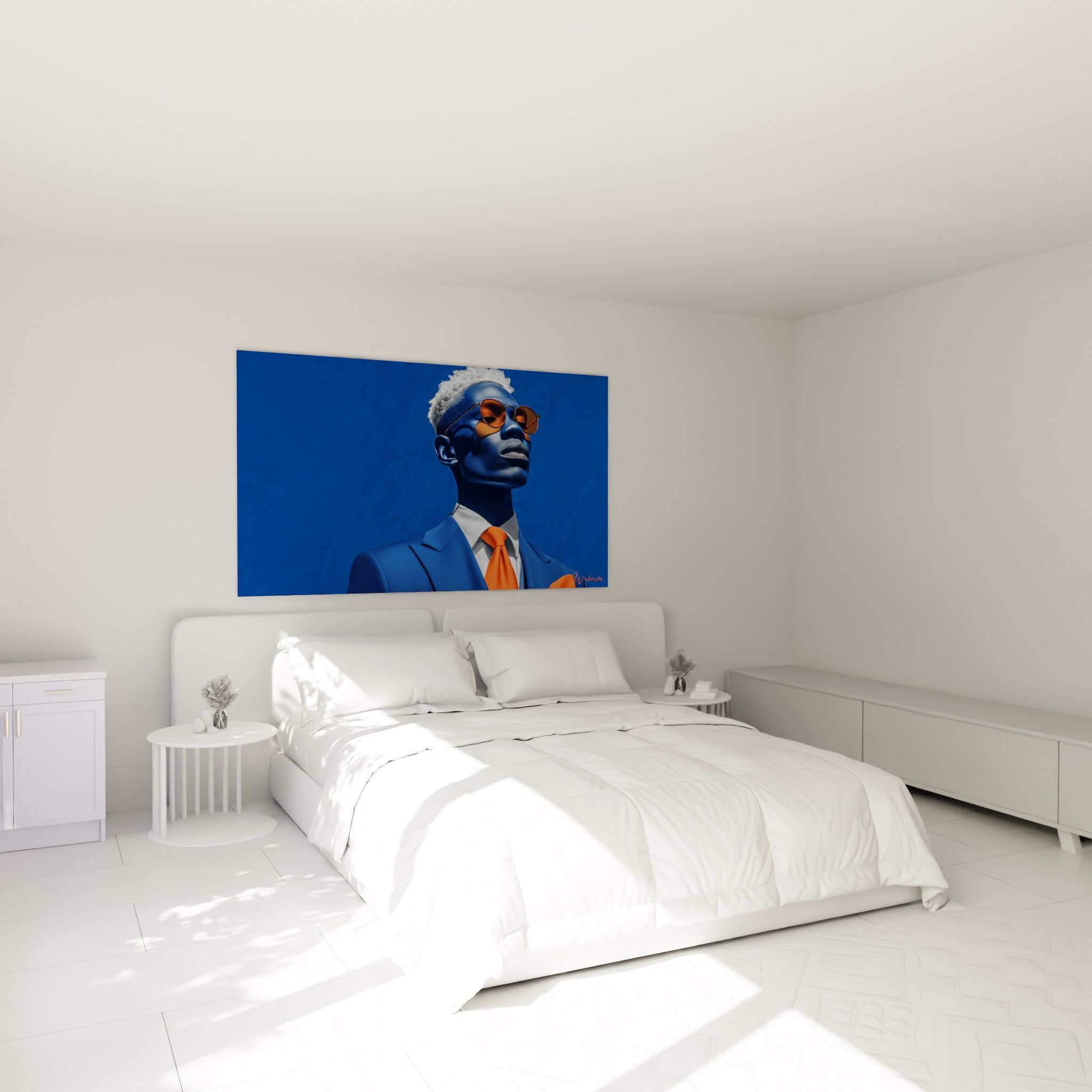 Portrait Visage de la mode en bleu roi et orange cuivré au-dessus d'un lit dans une chambre claire