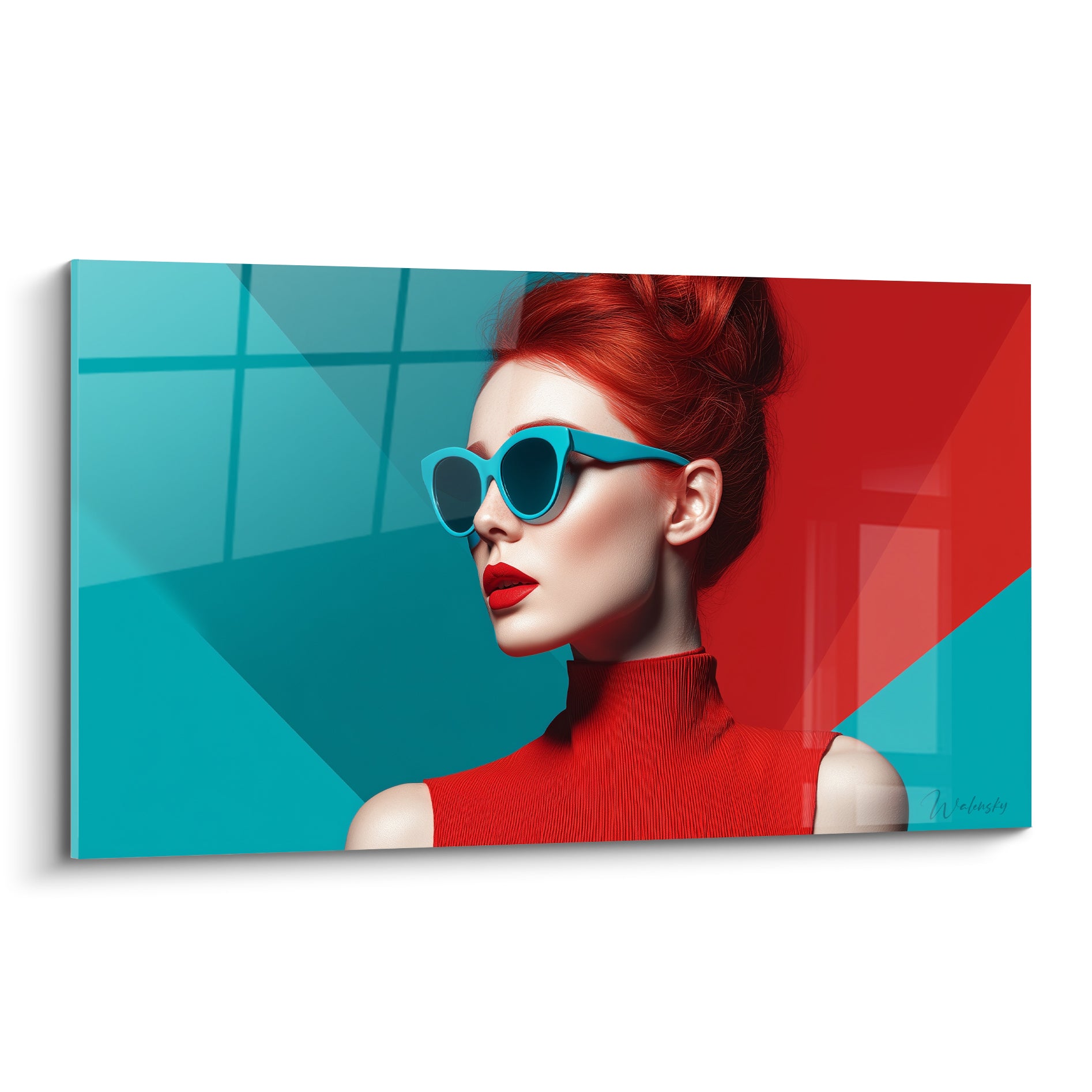 Femme rousse en profil arbore lunettes turquoise et haut rouge sur fond bicolore graphique