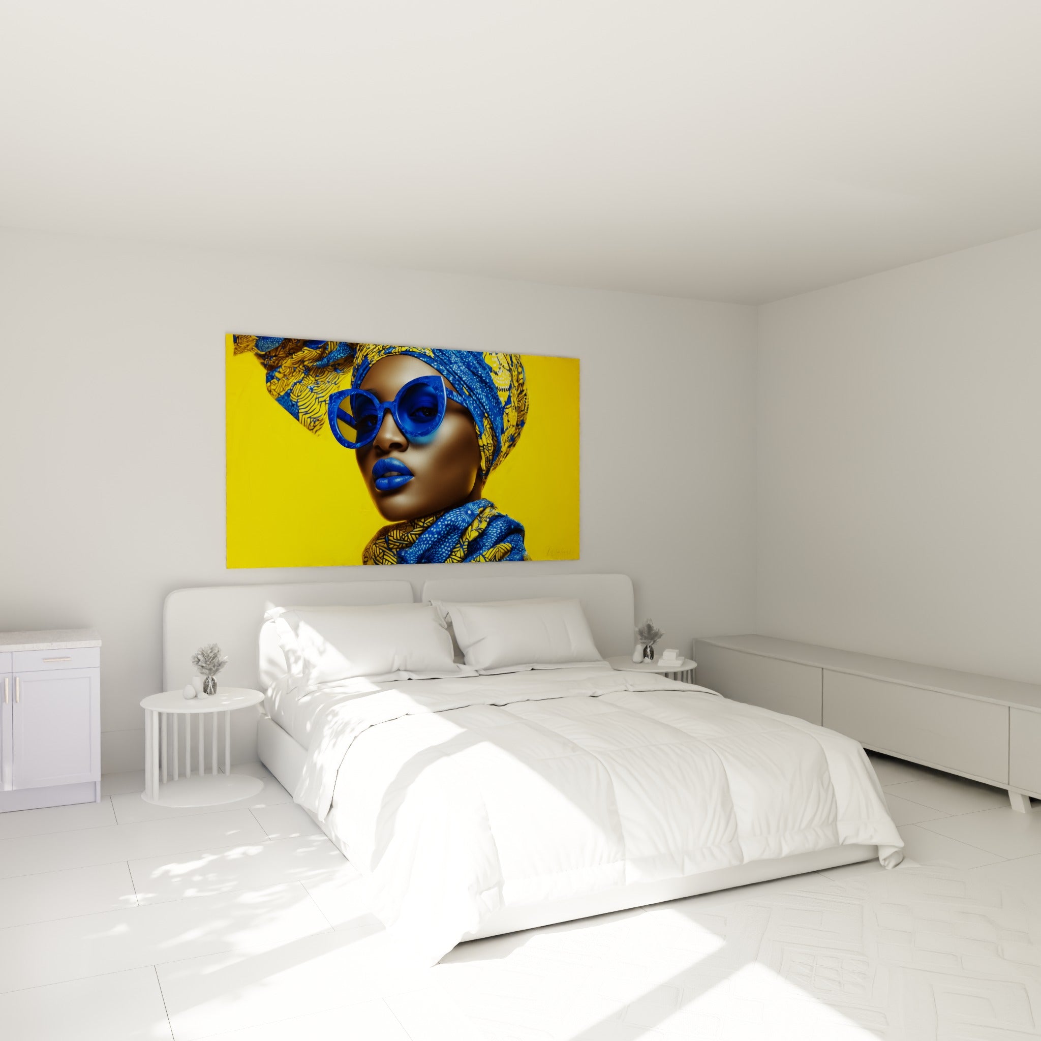 Portrait visage de la mode aux teintes jaune et bleu électrique, accroché au-dessus d'un lit dans une chambre claire
