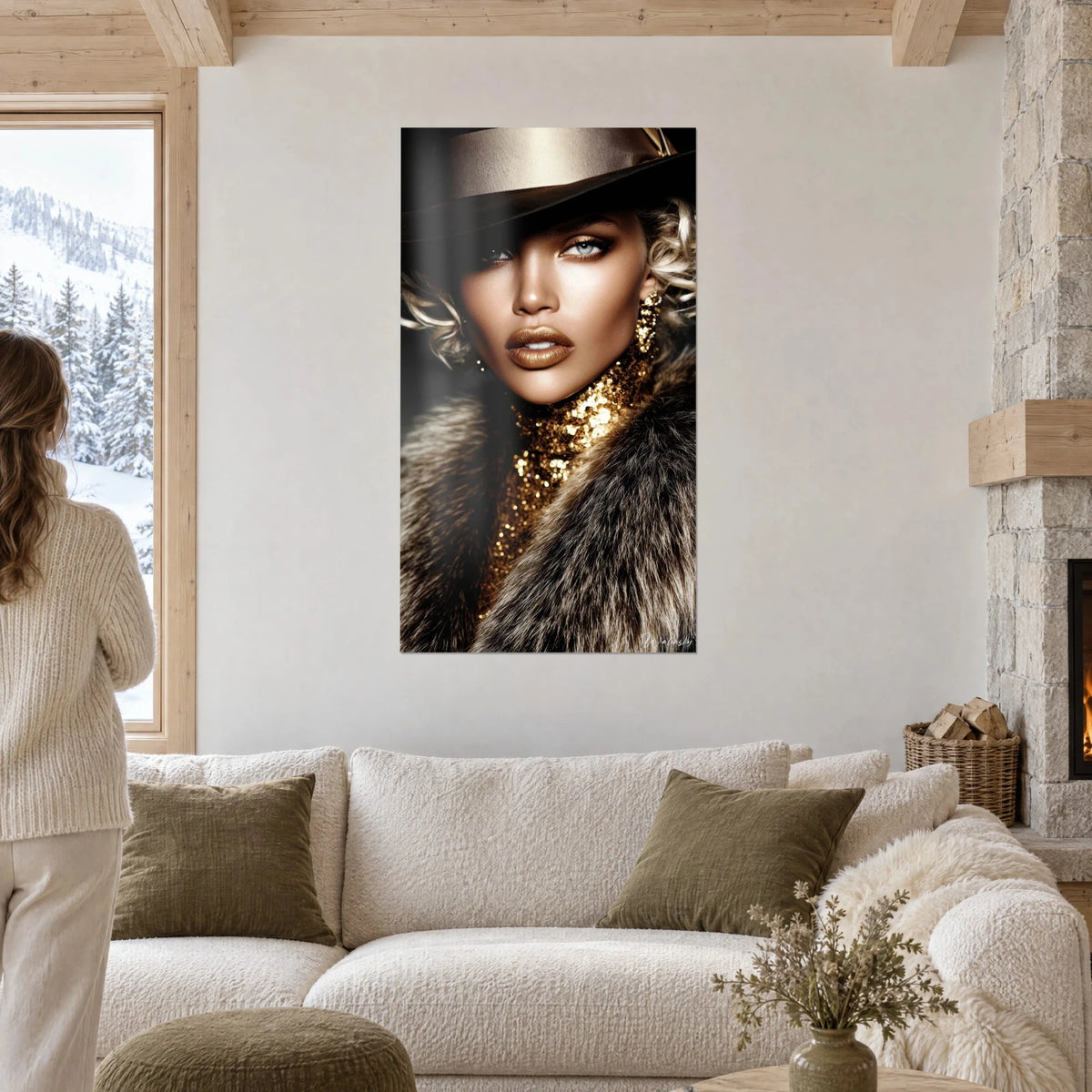 Gemälde Glamour-Porträt, eisblauer Blick unter braunem Filzhut, goldene Pailletten, über einem Sofa in einem lichtdurchfluteten Wohnzimmer