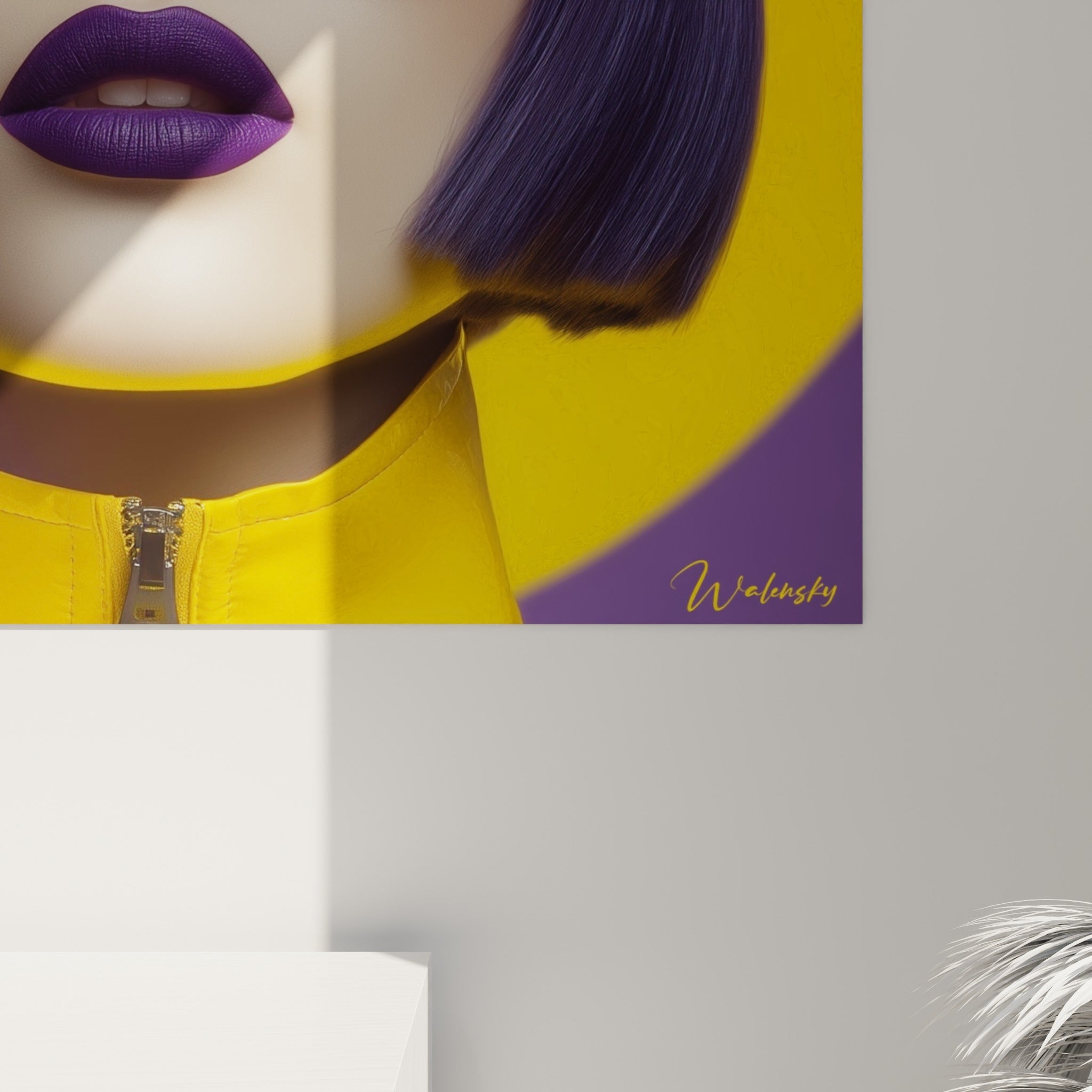 Détail du grain lisse et des reflets métalliques sur les cheveux violets et le fond jaune éclatant