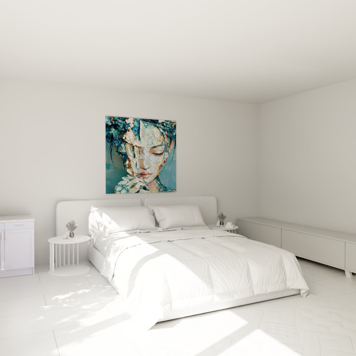 Visage sculpté en bleu pétrole et crème, accroché au-dessus d'un lit dans une chambre claire