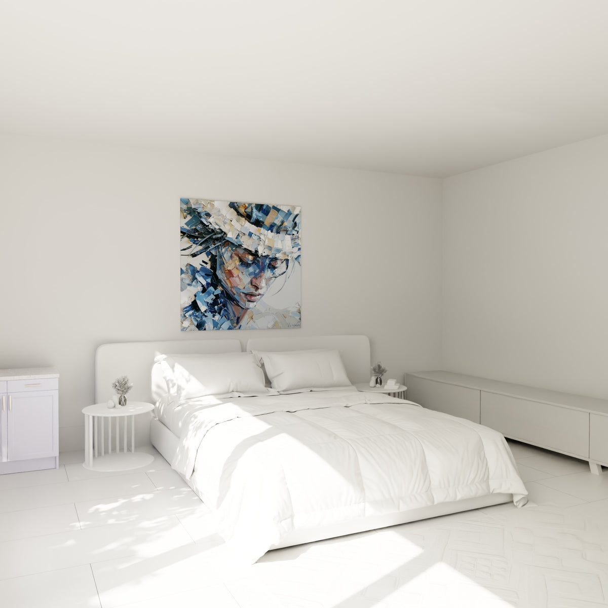 Portrait éclaté en bleu marine et blanc cassé accroché au-dessus d'un lit dans une chambre claire.