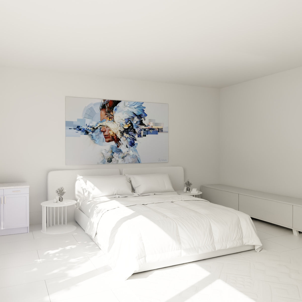 Portrait éclaté bleu et doré, matière sculpturale, accroché au-dessus d'un lit dans une chambre claire