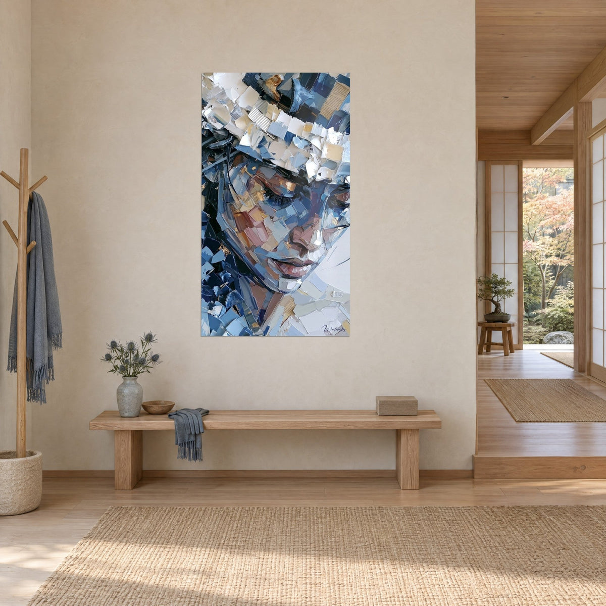 Quadro ritratto a mosaico di ritagli di giornale, guancia ocra rosata ed elmo di pezzi bianchi, corridoio japandi