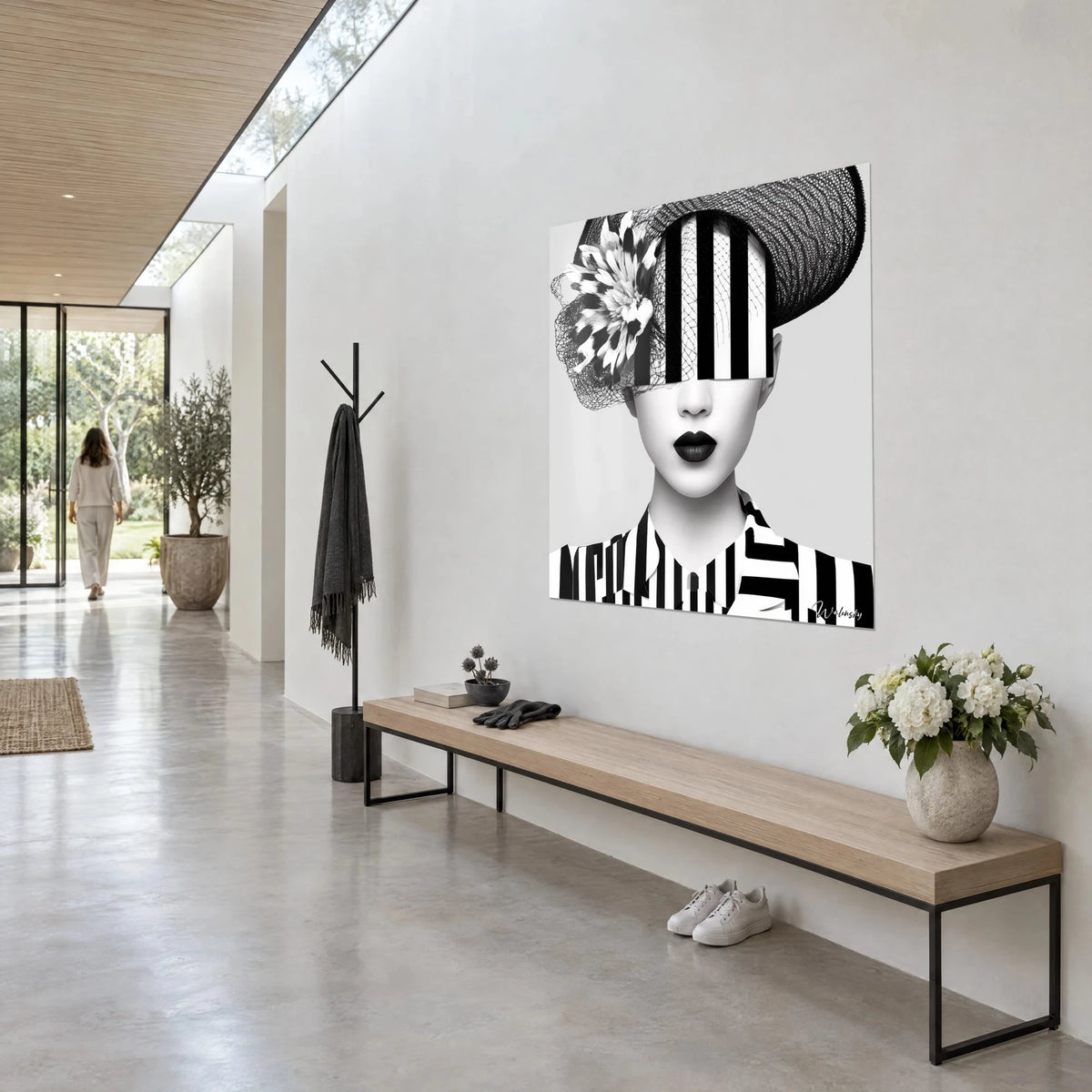 Gemälde Modeporträt ohne Blick, große weiße und schwarze Federblüte, schwarze Lippen, hellgraue Wand und Holzbank