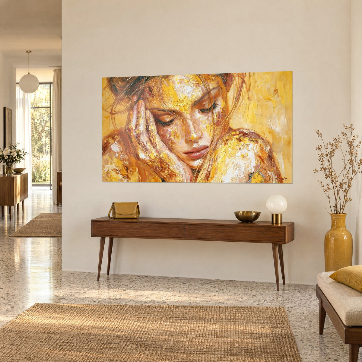 Cuadro retrato pintado con espátula, párpados cerrados y mano en la sien, toques amarillo limón y blanco crema, pared beige, consola de madera