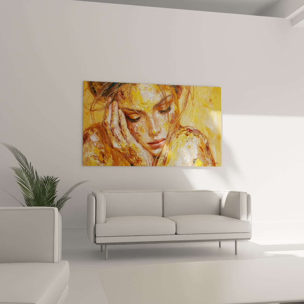 Femme pensive aux teintes dorées et blanches, suspendue au-dessus d'un canapé dans un salon lumineux