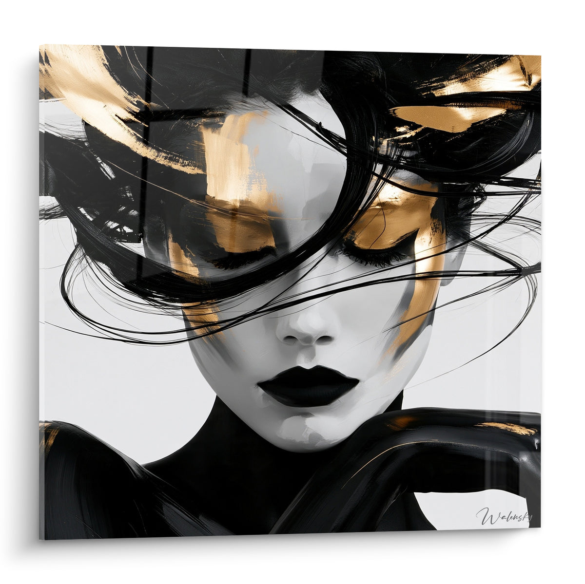 Visage féminin aux lèvres noires et mèches dorées balayées, portrait graphique intense