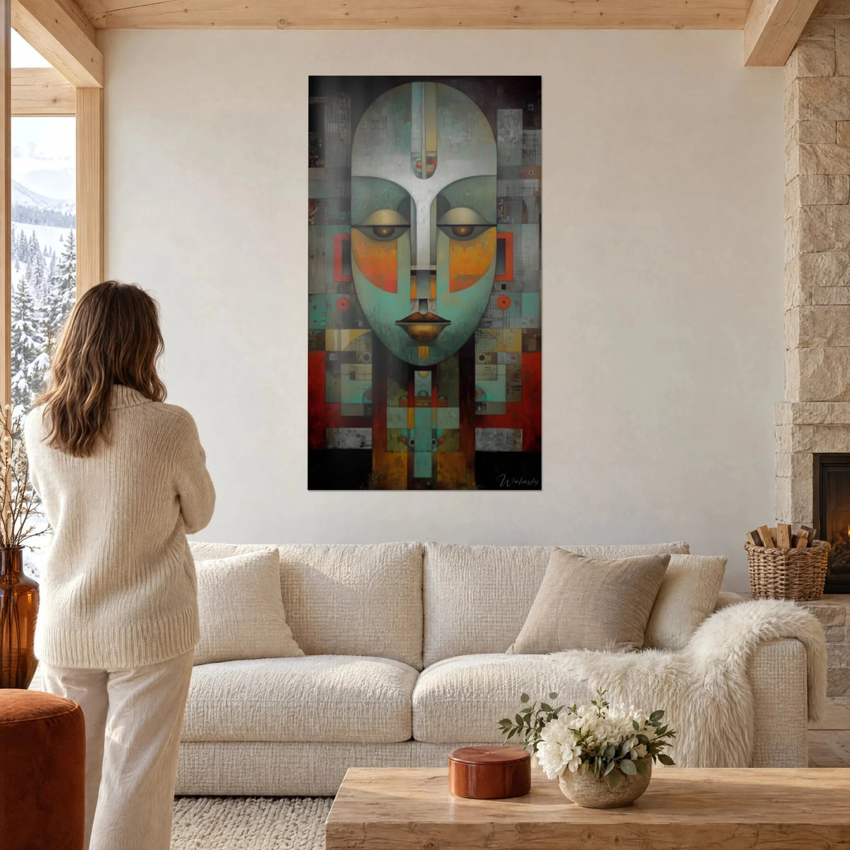 Tableau masque africain aux joues orange et turquoise, bouche cuivrée, front argenté, au-dessus d'un canapé dans un salon lumineux