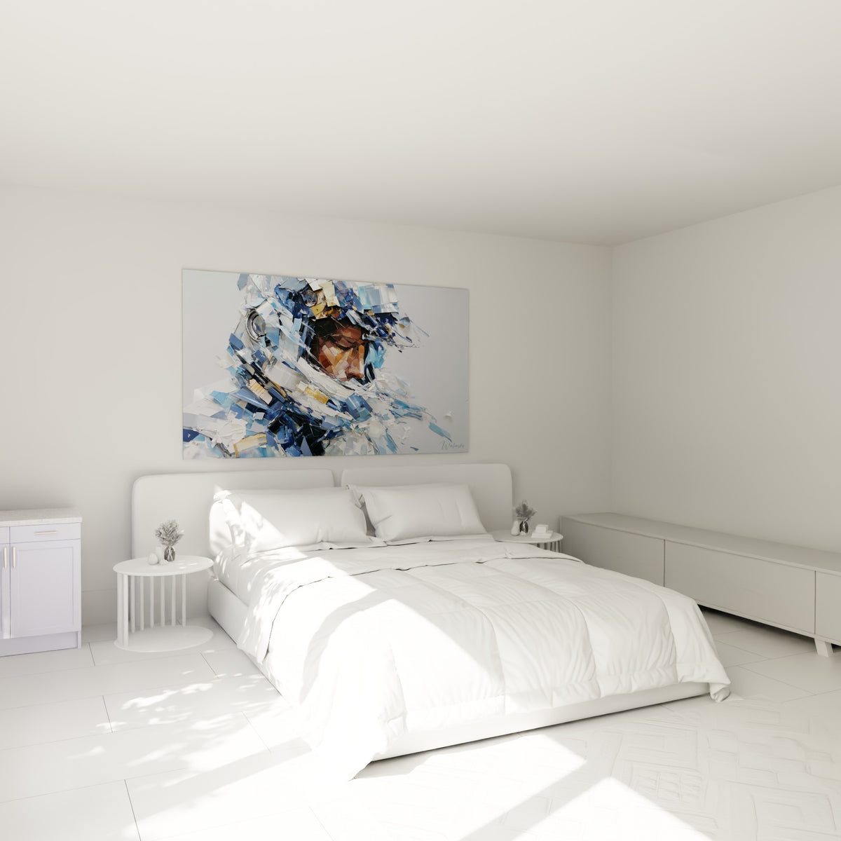 Portrait éclaté bleu et doré accroché au-dessus d'un lit dans une chambre claire et lumineuse