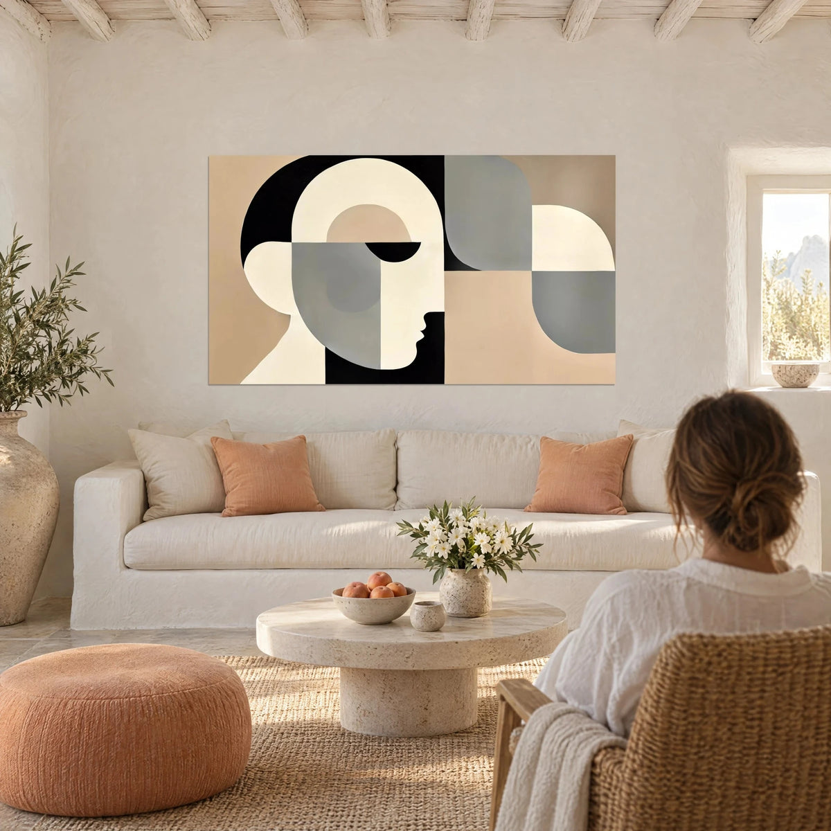 Gemälde geometrisches Profil in Creme und Schwarz mit grauen Flächen auf beigem Grund, über einem Sofa in einem hellen Wohnzimmer