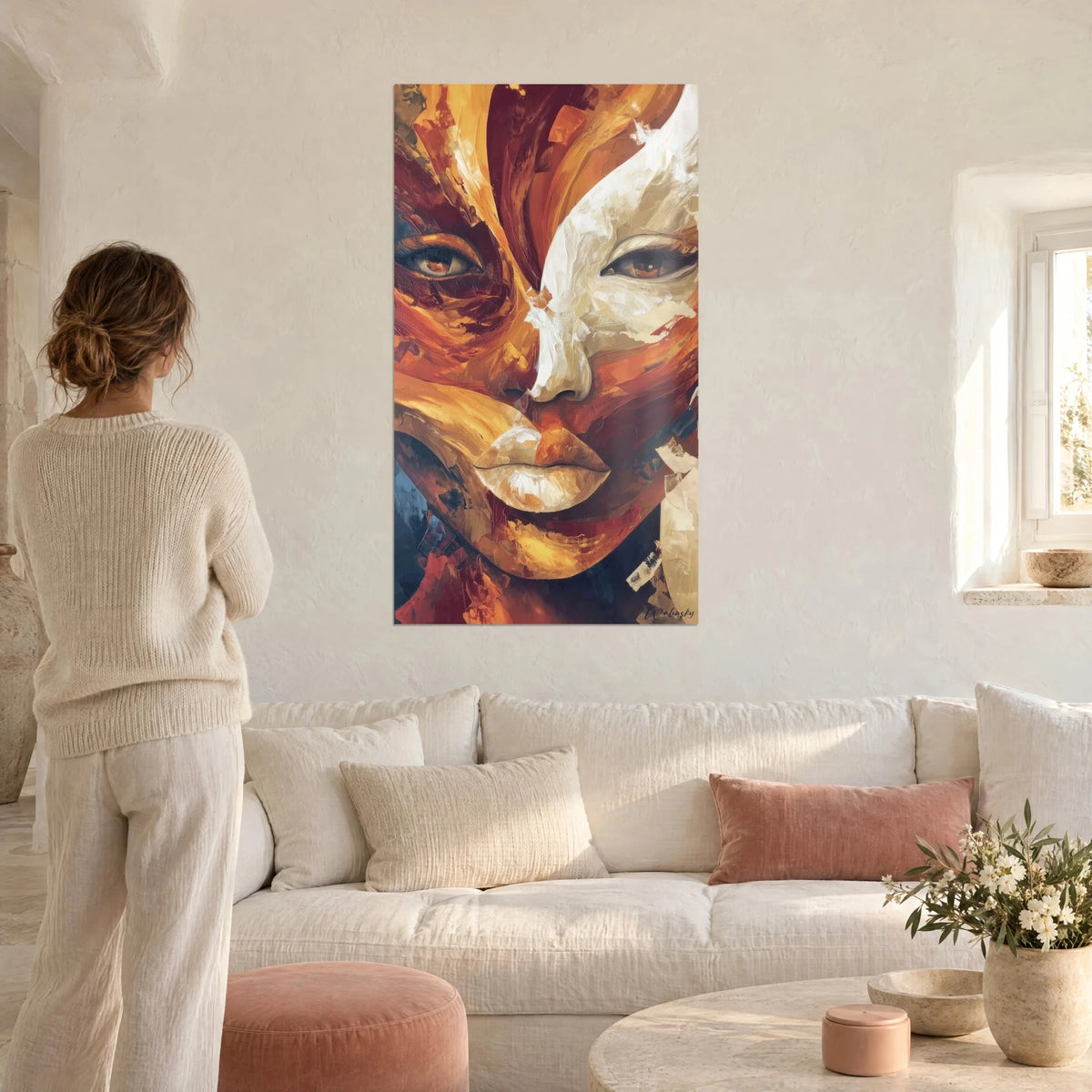 Gemälde Gesicht in ockerfarbenen und cremeweißen Fragmenten, bernsteinfarbener Blick, Frau von hinten, über einem Sofa in einem hellen Wohnzimmer