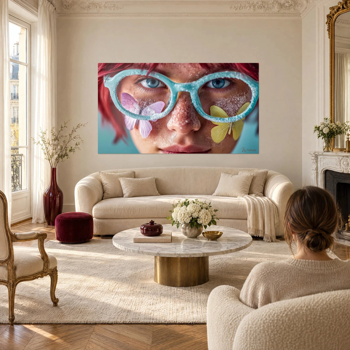 Gemälde Gesicht mit eisigen türkisfarbenen Brillen und Schmetterlingen, kirschrote Haare, über einem Sofa in einem hellen Wohnzimmer