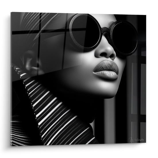 Visage noir et blanc aux lunettes rondes sombres, lèvres pleines et rayures contrastées