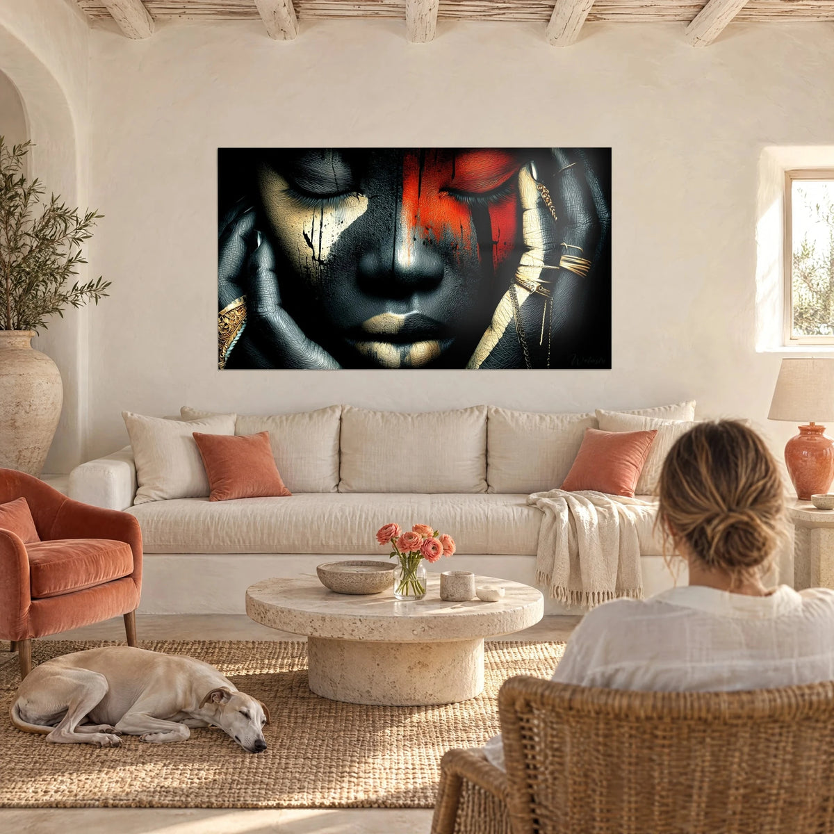 Cuadro retrato de mujer con párpados cerrados, pintura roja y marfil, manos doradas, sobre un sofá en un salón luminoso