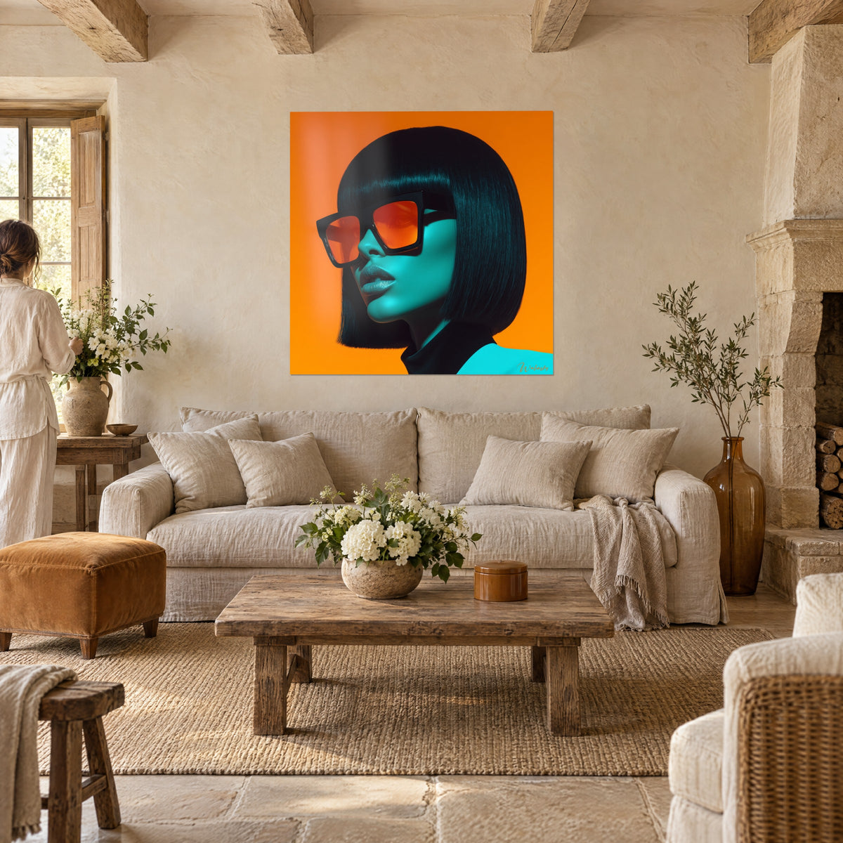 Cuadro retrato de mujer con gafas cuadradas naranjas, melena negra en bob y piel turquesa sobre fondo naranja, encima de un sofá en un salón luminoso