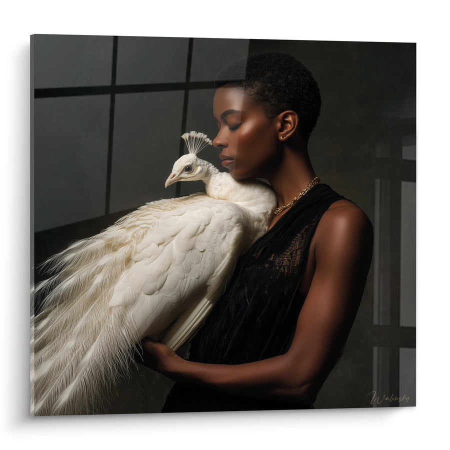 Tableau Femme et paon blanc ivoire noir - Étreinte silencieuse - Edition Visage de la mode