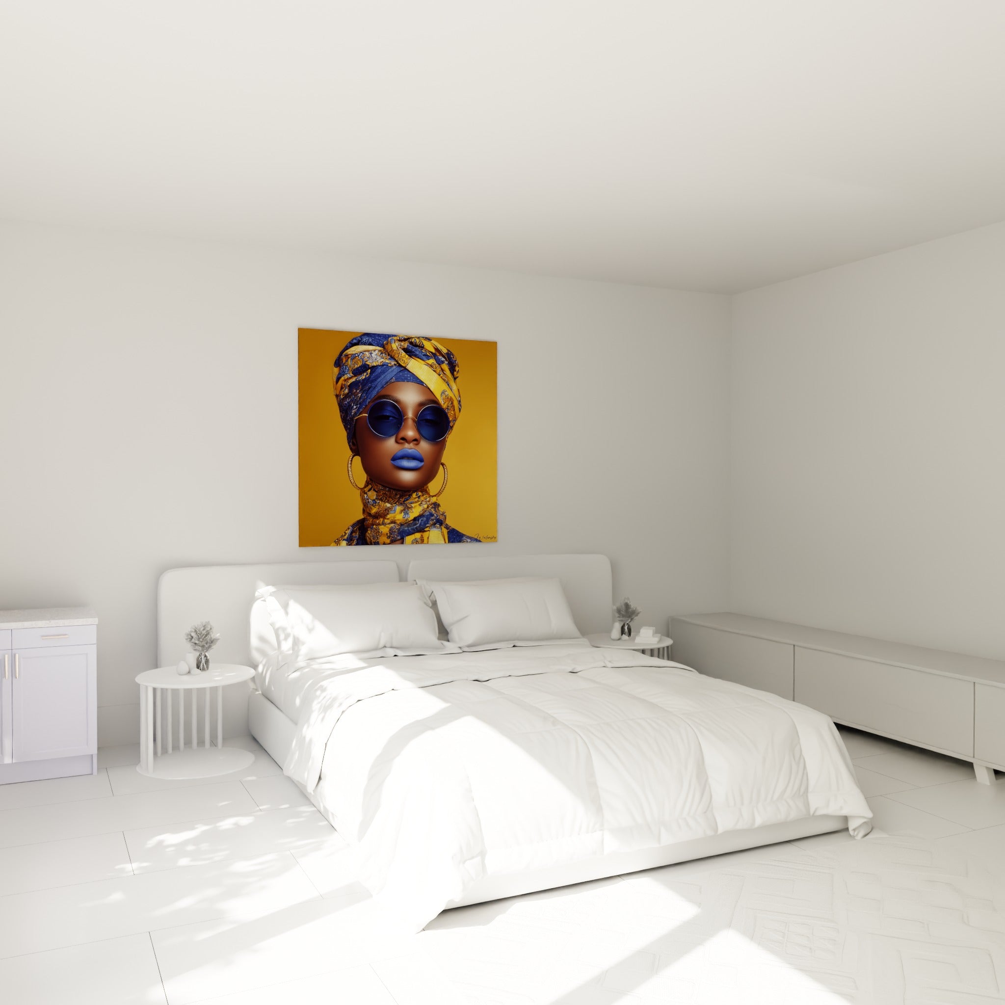 Portrait doré et bleu roi aux créoles dorées, accroché au-dessus d'un lit dans une chambre claire