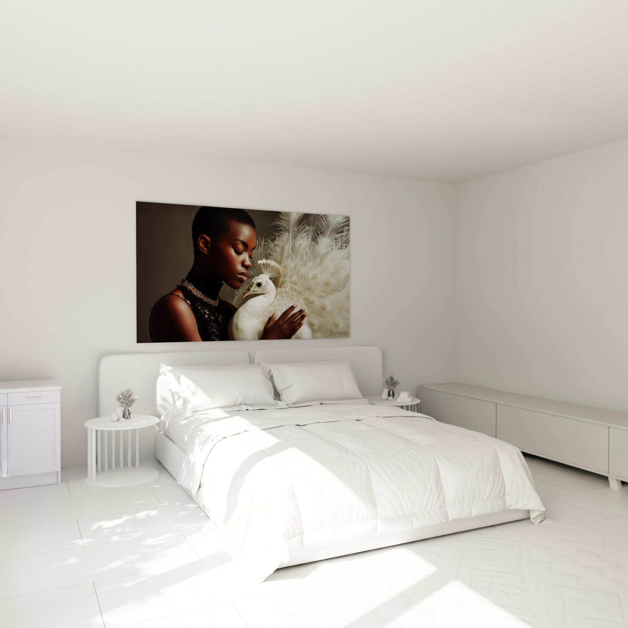 Regard baissé et paon blanc niché contre le visage, tons anthracite et ivoire, au-dessus d'un lit dans une chambre claire