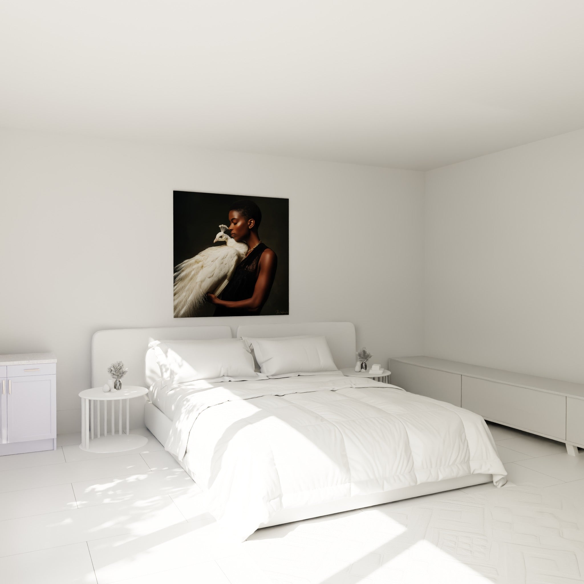 Paon blanc niché contre le visage d'une femme, plumes ivoire et robe noire, au-dessus d'un lit dans une chambre claire