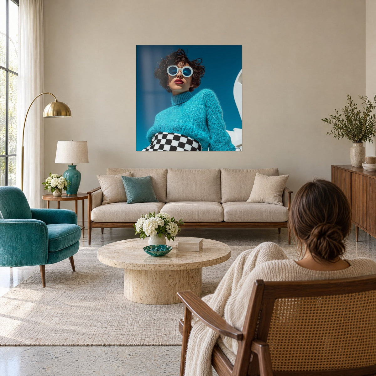 Tableau portrait en contre-plongée, lunettes rondes blanches et pull turquoise duveteux sur ciel bleu, au-dessus d'un canapé dans un salon lumineux