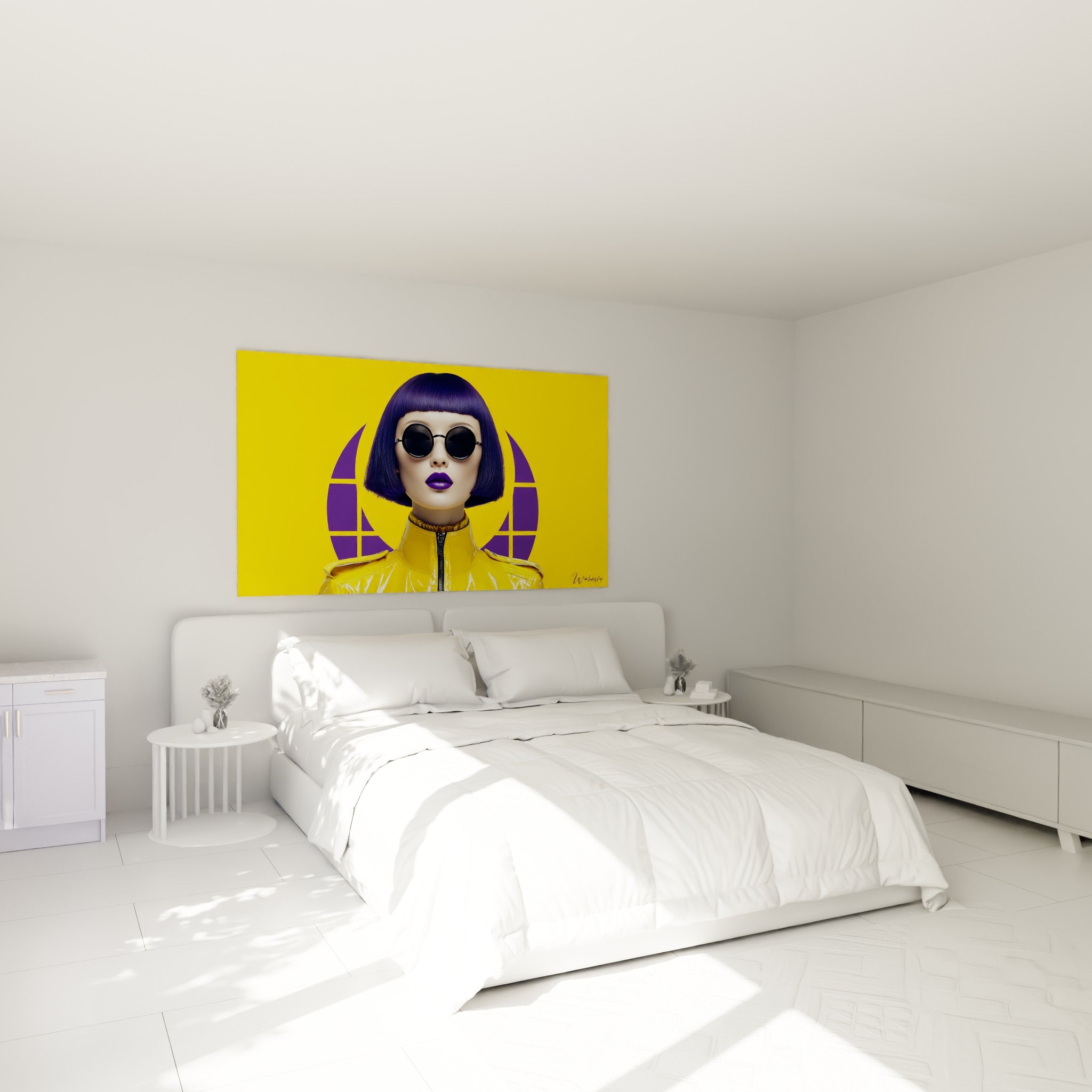 Portrait jaune et violet du Visage de la mode, lèvres violettes intenses, au-dessus d'un lit dans une chambre claire