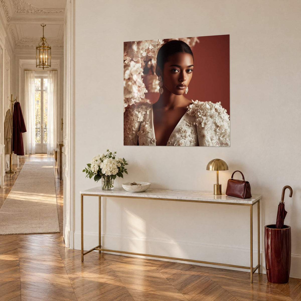 Quadro giovane donna con chignon liscio e orecchini di perle, corolle bianche in rilievo su fondo terracotta, consolle dorata nell'ingresso in stile haussmanniano