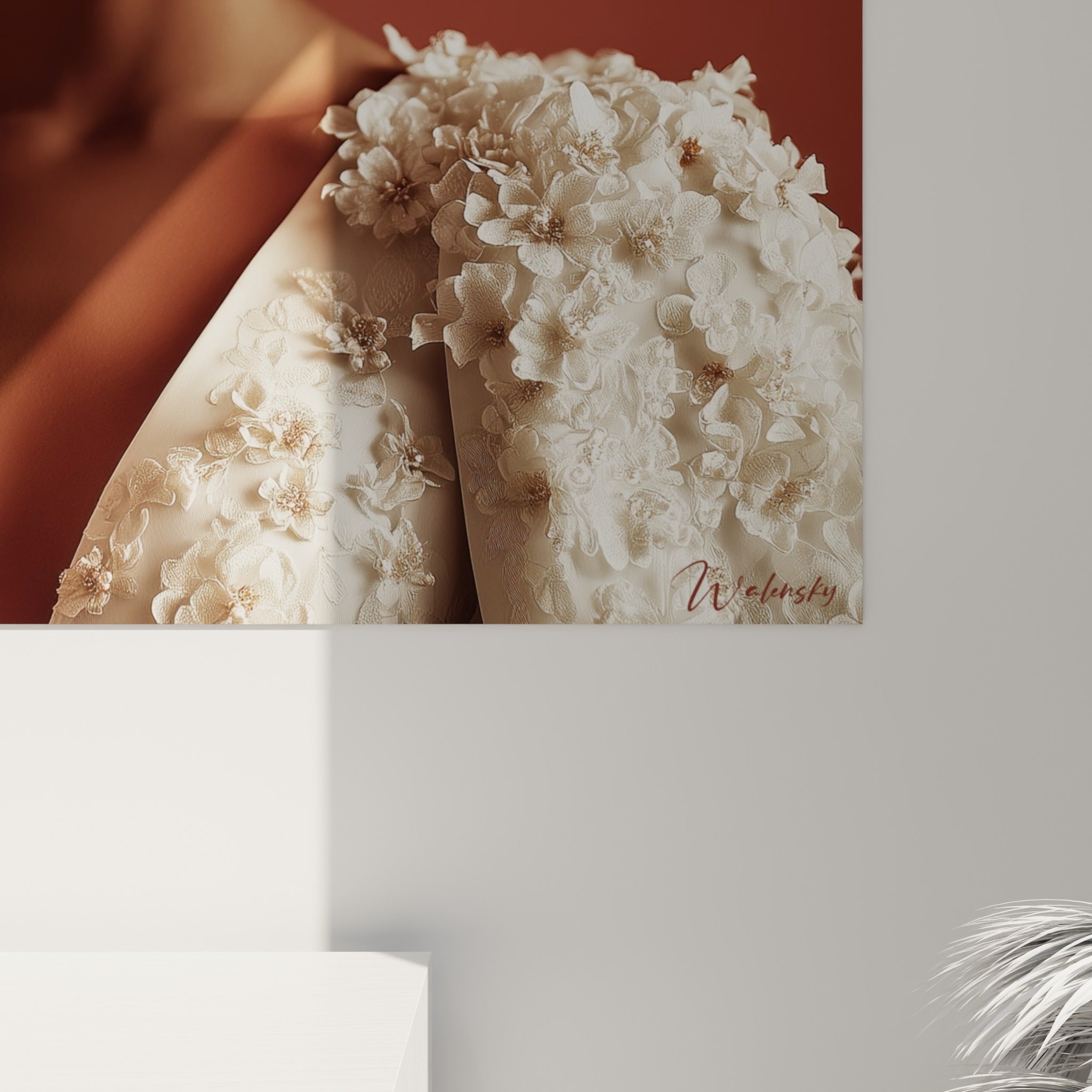 Détail des empâtements sur la broderie florale ivoire et les nuances terracotta du fond